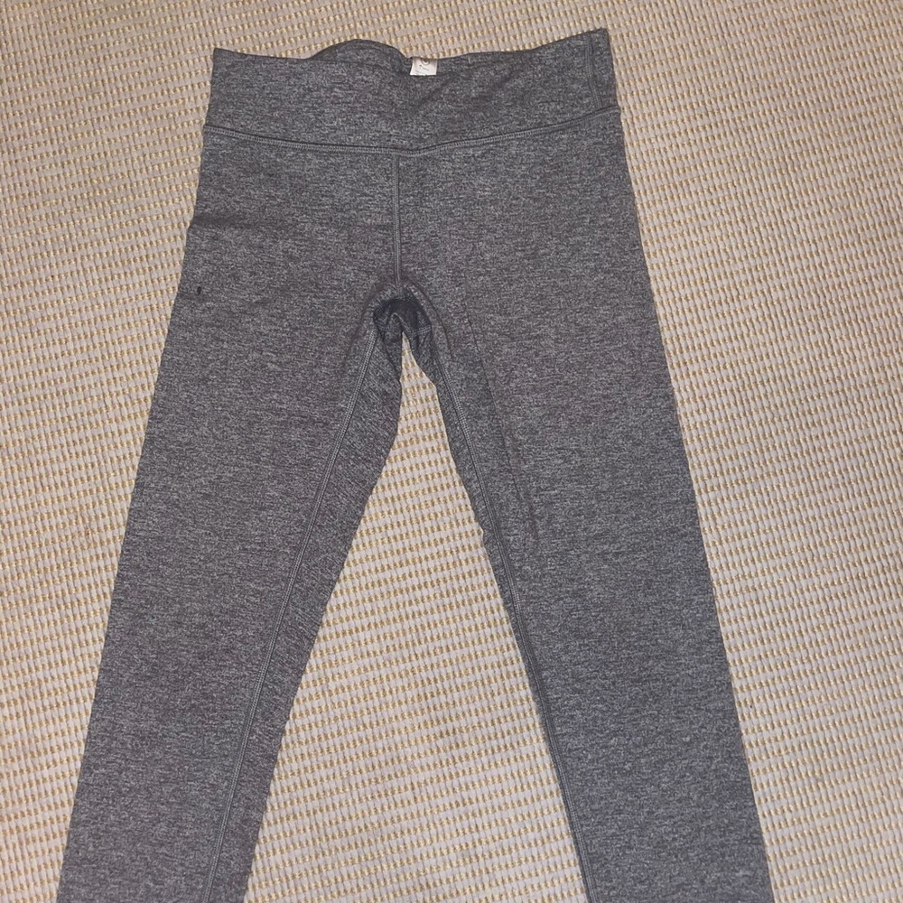 Grey wunder under Capri leggings